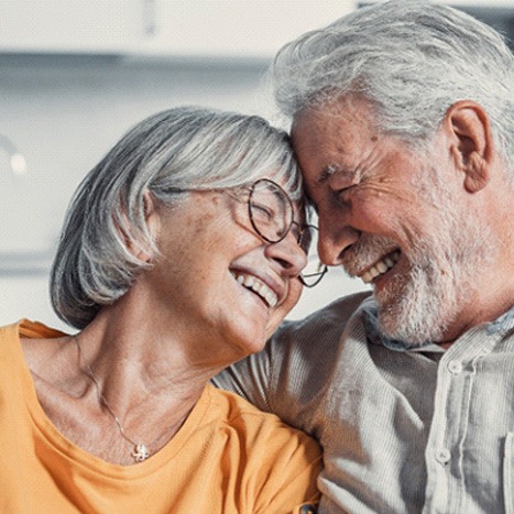 Una pareja de ancianos sonríe después de visitar al dentista en Rogers