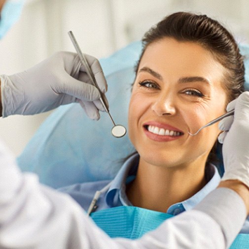 Mujer haciéndose un chequeo dental