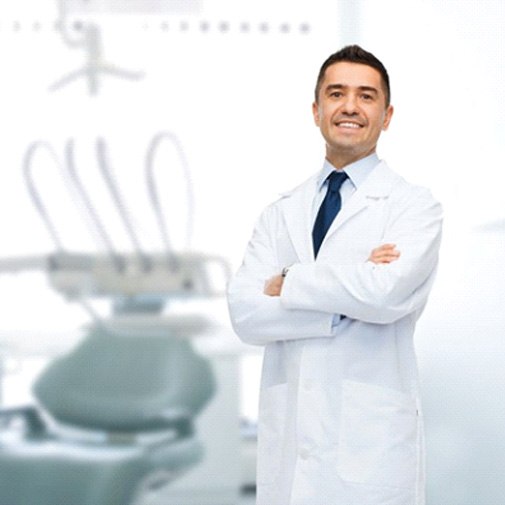 Dentista con los brazos cruzados y sonriendo